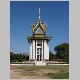 45. deze stupa werd gebouw ter nagedachtenis van de duizenden slachtoffers.JPG